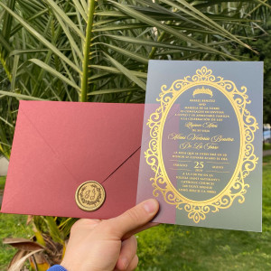 Frosted acrylic invitation, Acrylic Quince invitation, Quince Anos invitation, Acrylic Quinceañera invitation, Gold foil printed invitation, Claret red envelope, Gold wax seal