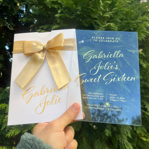 Acrylic Quinceañera Invitation. Sweet sixteen. White envelope with mother-of-pearl and ribbon