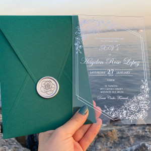 Acrylic Quinceanera invitations. Transparent acrylic invitation. Emerald green envelope. Silver foil print. Silver Wax seal