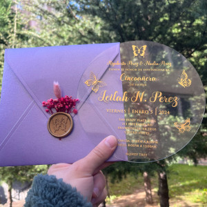 Quinceañera invitation with acrylic butterflies. Acrylic Round invitation card. Lilac mother-of-pearl envelope. Gold foil print. Golden wax seal and dried flowers. 